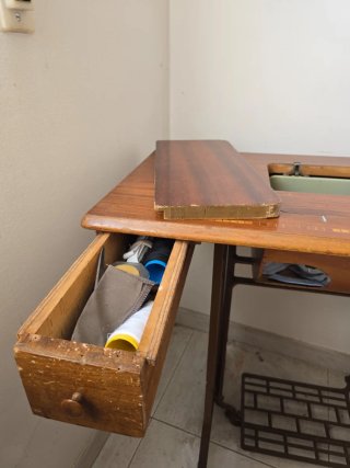Máquina de coser antigua con mueble