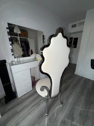 Silla de tocador plateada y blanca