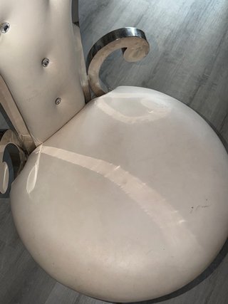 Silla de tocador plateada y blanca