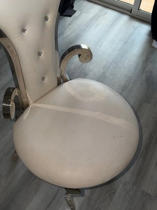 Silla de tocador plateada y blanca