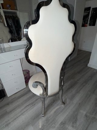 Silla de tocador plateada y blanca