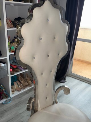 Silla de tocador plateada y blanca