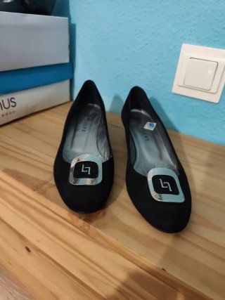 Zapatos negros elegantes con detalle