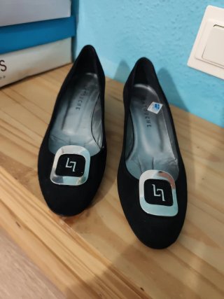Zapatos negros elegantes con detalle