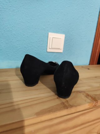 Zapatos negros elegantes con detalle