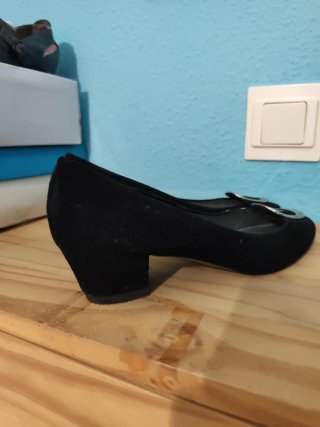 Zapatos negros elegantes con detalle