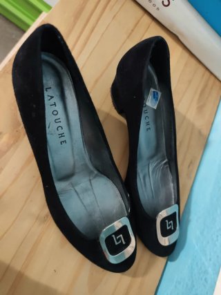 Zapatos negros elegantes con detalle