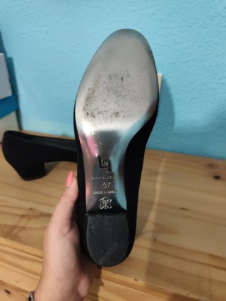 Zapatos negros elegantes con detalle