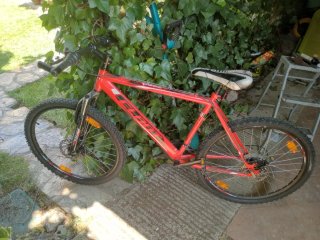 Bicicleta de montaña roja