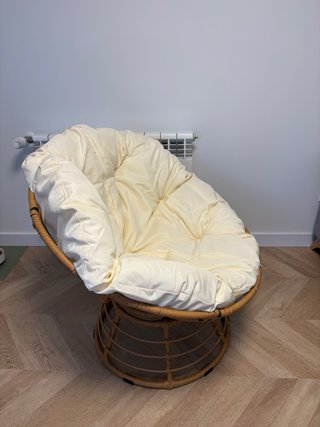 Sillón papasán de ratán y tela beige