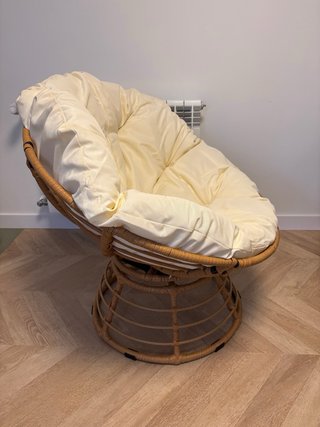 Sillón papasán de ratán y tela beige