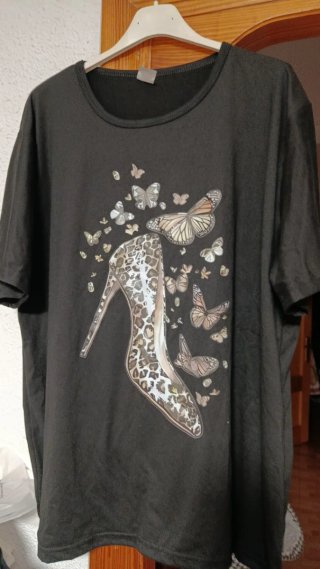 Camiseta negra con estampado de tacón y mariposas