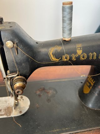 Máquina de coser antigua Corona