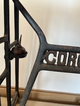 Máquina de coser antigua Corona