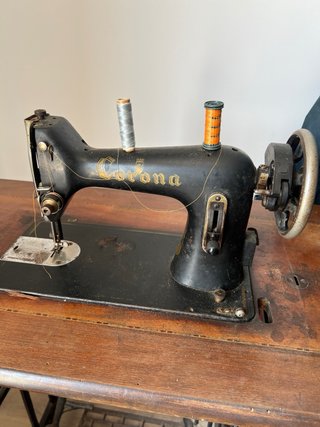 Máquina de coser antigua Corona
