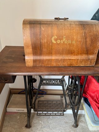 Máquina de coser antigua Corona