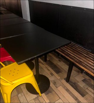 Mesa negra de metal y madera
