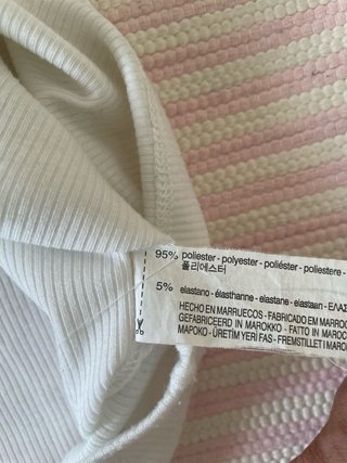 Camiseta Zara canalé con ribete negro