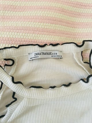 Camiseta Zara canalé con ribete negro