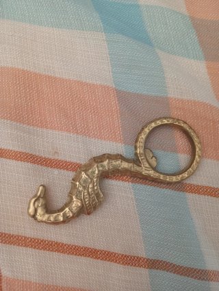 Abrelatas de metal dorado