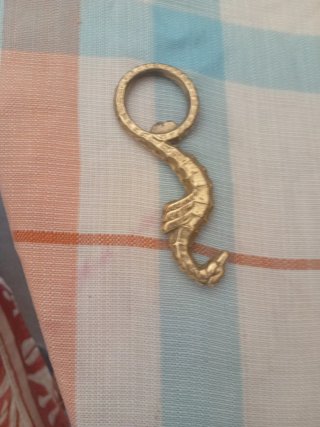 Abrelatas de metal dorado