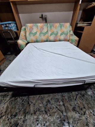 Sofá cama de 3 plazas con colchón – Buen estado