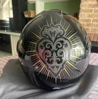 Casco de moto negro con diseño