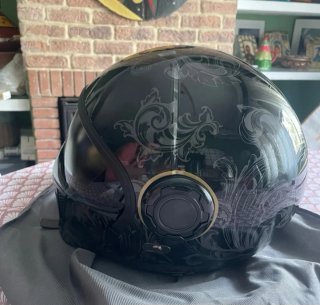 Casco de moto negro con diseño