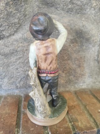 Figura de cerámica de cazador con perro