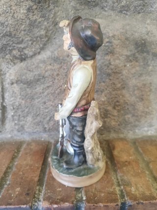 Figura de cerámica de cazador con perro