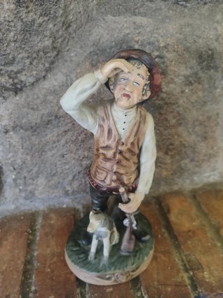 Figura de cerámica de cazador con perro