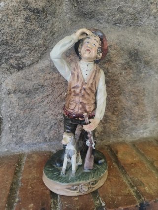 Figura de cerámica de cazador con perro