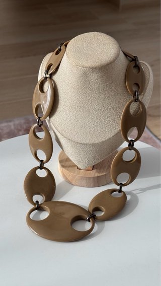 Bellissima collana taglio moderno beige/marrone