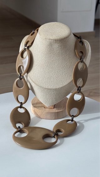 Bellissima collana taglio moderno beige/marrone