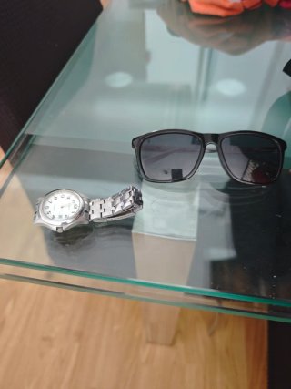 Gafas de sol y reloj plateado
