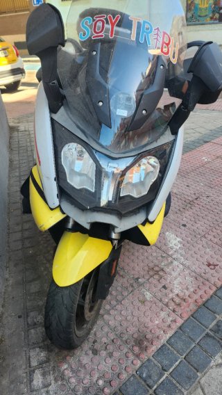 Moto BMW Blanca y Amarilla