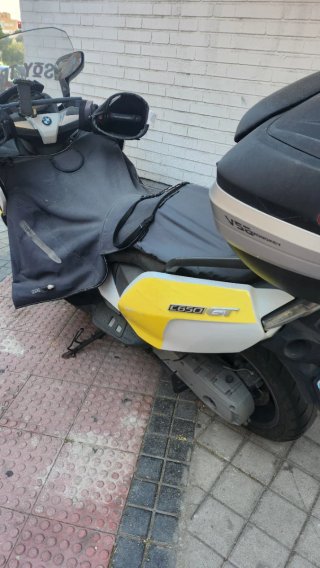 Moto BMW Blanca y Amarilla