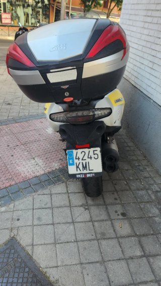 Moto BMW Blanca y Amarilla