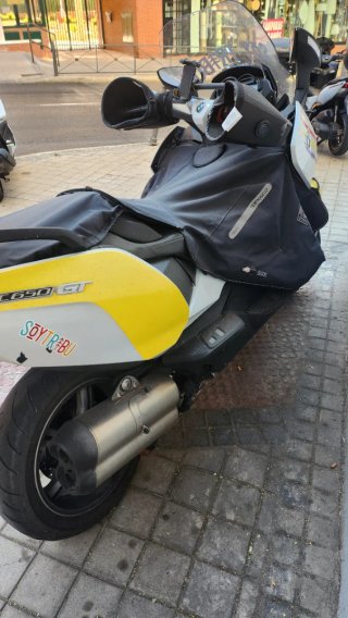 Moto BMW Blanca y Amarilla