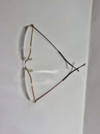 Gafas de ver doradas y amarillas