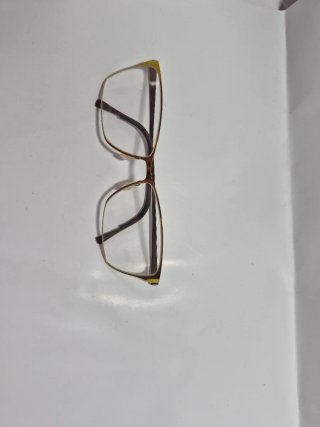 Gafas de ver doradas y amarillas
