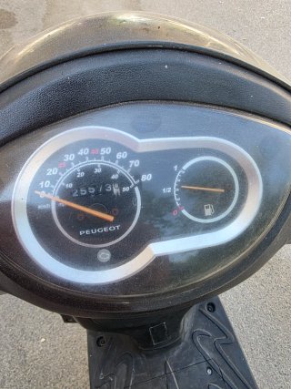 Peugeot Tweet Negro