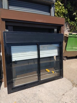 Ventana corredera negra