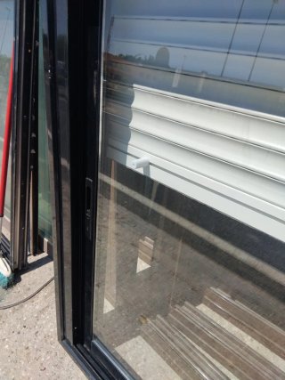 Ventana corredera negra