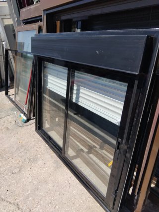 Ventana corredera negra