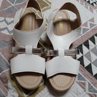 Sandalias blancas con detalle plateado