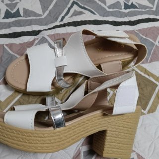 Sandalias blancas con detalle plateado