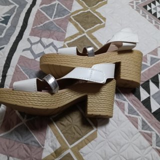 Sandalias blancas con detalle plateado
