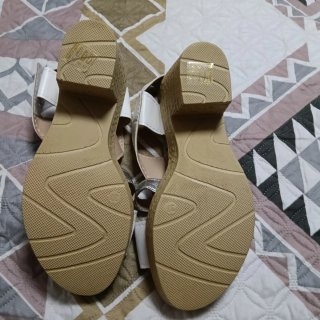 Sandalias blancas con detalle plateado