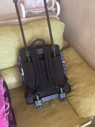 Mochila con ruedas y estampado floral